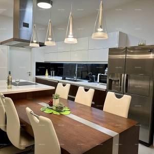 Prelijepa kuća s tri etažirana apartmana u staroj jezgri grada, Poreč!