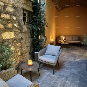 Prelijepa kuća s tri etažirana apartmana u staroj jezgri grada, Poreč!