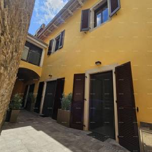 Prelijepa kuća s tri etažirana apartmana u staroj jezgri grada, Poreč!