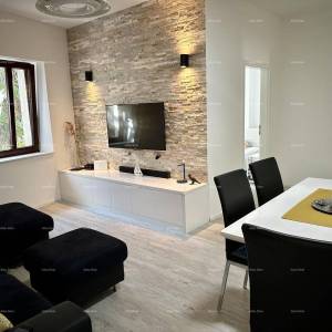 Prelijepa kuća s tri etažirana apartmana u staroj jezgri grada, Poreč!