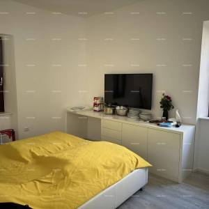 Prelijepa kuća s tri etažirana apartmana u staroj jezgri grada, Poreč!