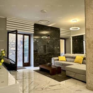 Prelijepa kuća s tri etažirana apartmana u staroj jezgri grada, Poreč!