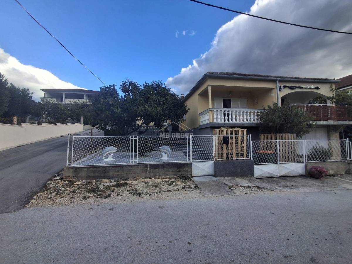 PRILIKA! OBNOVLJENA DVOJNA KUĆA, 400 M OD MORA, GORNJI KARIN