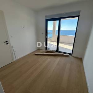 PRIMOŠTEN, DOLAC – NOVOGRADNJA! Penthouse s prekrasnim pogledom na more! PRILIKA!
