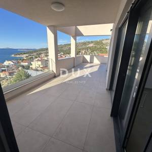 PRIMOŠTEN, DOLAC – NOVOGRADNJA! Penthouse s prekrasnim pogledom na more! PRILIKA!