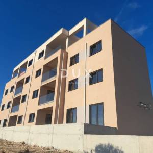 PRIMOŠTEN, DOLAC – Penthouse s prekrasnim pogledom na more! PRILIKA!