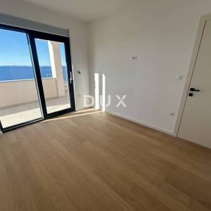 PRIMOŠTEN, DOLAC – Penthouse s prekrasnim pogledom na more! PRILIKA!