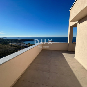 PRIMOŠTEN, DOLAC – Penthouse s prekrasnim pogledom na more! PRILIKA!