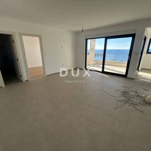 PRIMOŠTEN, DOLAC – Penthouse s prekrasnim pogledom na more! PRILIKA!