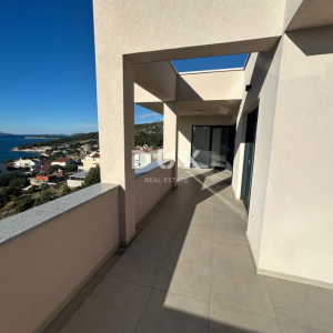 PRIMOŠTEN, DOLAC – Penthouse s prekrasnim pogledom na more! PRILIKA!
