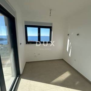 PRIMOŠTEN, DOLAC – Penthouse s prekrasnim pogledom na more! PRILIKA!
