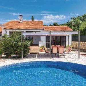 Prizemna kuća s bazenom  na mirnoj lokaciji, Pula