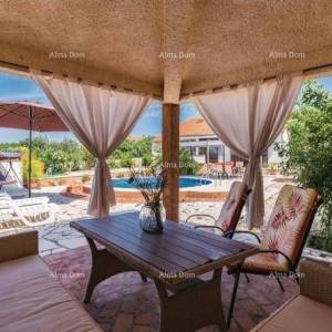 Prizemna kuća s bazenom  na mirnoj lokaciji, Pula