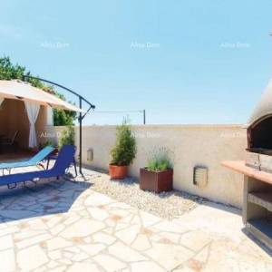 Prizemna kuća s bazenom  na mirnoj lokaciji, Pula