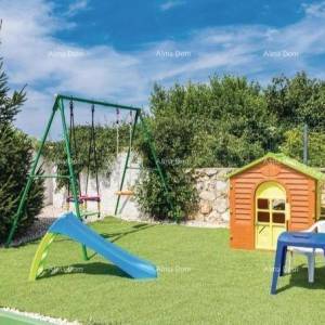 Prizemna kuća s bazenom  na mirnoj lokaciji, Pula