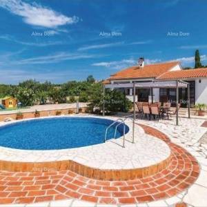 Prizemna kuća s bazenom  na mirnoj lokaciji, Pula