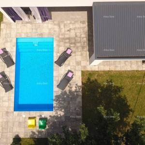 Prizemnica s bazenom! Blizina mjesta Savičente.