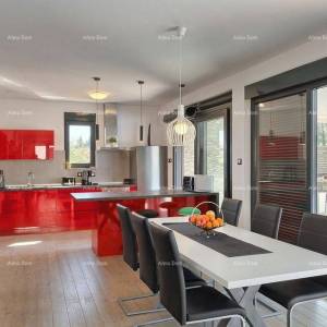 Prizemnica s bazenom! Blizina mjesta Savičente.