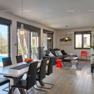 Prizemnica s bazenom! Blizina mjesta Savičente.