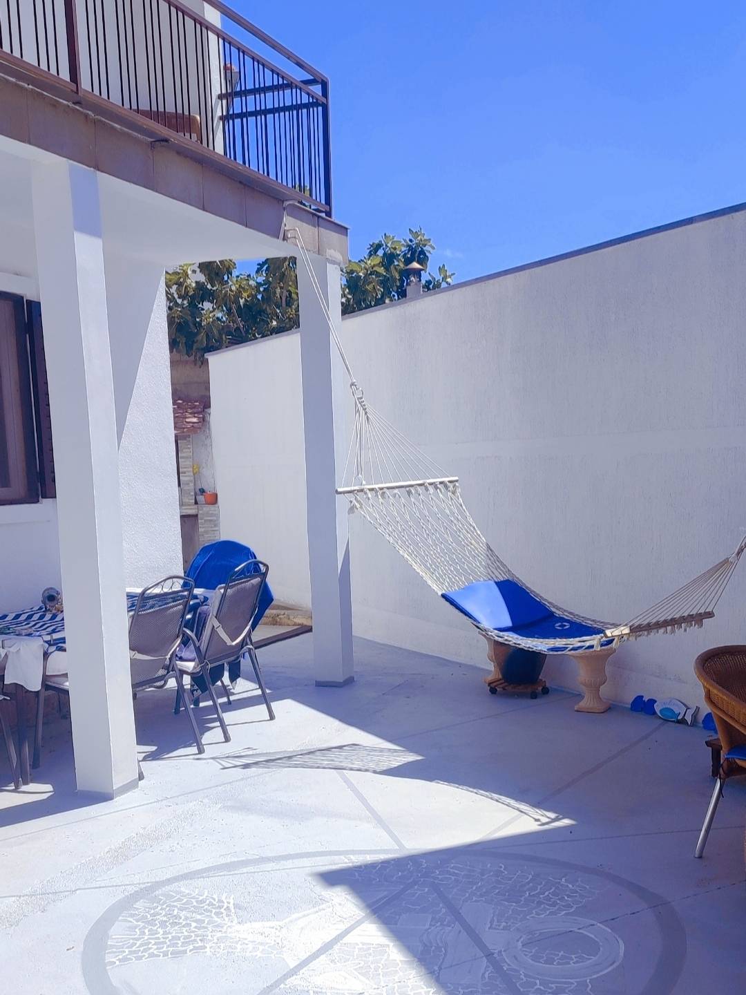 Prodaja 2 objekta kuća i apartman sa vrtom i pogledom na more