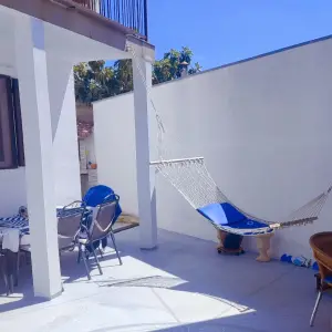 Prodaja 2 objekta kuća i apartman sa vrtom i pogledom na more