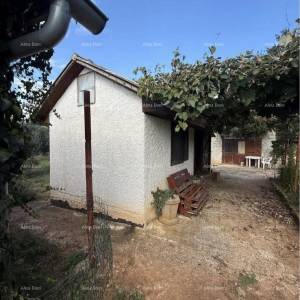 Prodaja dvije manje legalizirane kućice sa zemljištem