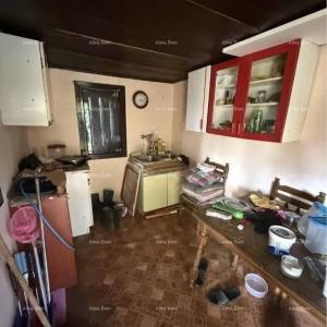 Prodaja dvije manje legalizirane kućice sa zemljištem