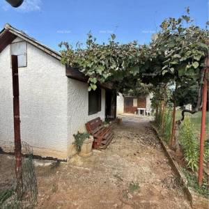 Prodaja dvije manje legalizirane kućice sa zemljištem