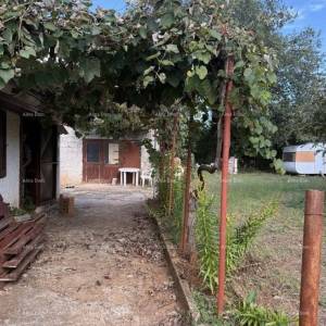 Prodaja dvije manje legalizirane kućice sa zemljištem