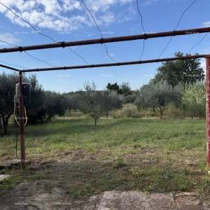 Prodaja dvije manje legalizirane kućice sa zemljištem