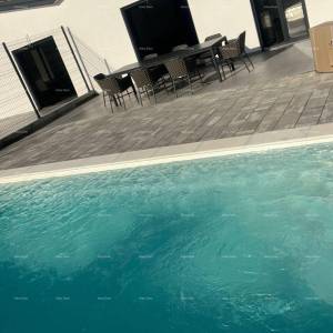 Prodaja- dvojna kuća s grijanim bazenom, Okolica Poreča!