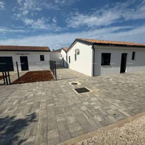 Prodaja- dvojna kuća s grijanim bazenom, Okolica Poreča!