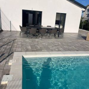 Prodaja- dvojna kuća s grijanim bazenom, Okolica Poreča!