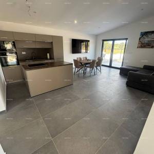 Prodaja- dvojna kuća s grijanim bazenom, Okolica Poreča!