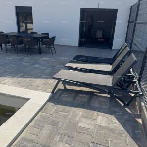 Prodaja- dvojna prizemnica s grijanim bazenom, Poreč!