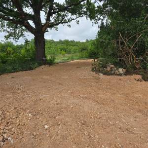 PRODAJA – Građevinsko zemljište s građevinskom dozvolom i projektom kuće s bazenom, Marčana!