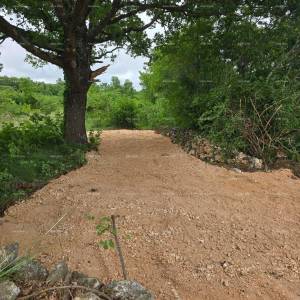 PRODAJA – Građevinsko zemljište s građevinskom dozvolom i projektom kuće s bazenom, Marčana!