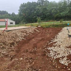 Prodaja - građevinsko zemljište s dozvolom i započetom gradnjom, blizina Barbana!