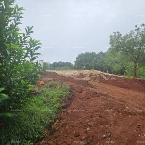 Prodaja - građevinsko zemljište s dozvolom i započetom gradnjom, blizina Barbana!