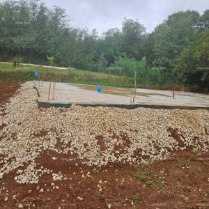 Prodaja - građevinsko zemljište s dozvolom i započetom gradnjom, blizina Barbana!