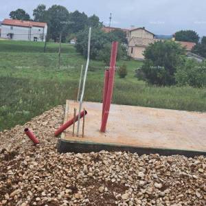 Prodaja - građevinsko zemljište s dozvolom i započetom gradnjom, blizina Barbana!