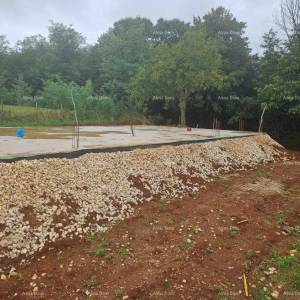 Prodaja - građevinsko zemljište s dozvolom i započetom gradnjom, blizina Barbana!