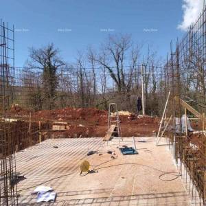 Prodaja građevinskog zemljišta sa započetom gradnjom, pogled na Motovun