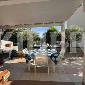 PRODAJA, KRK, APARTMAN S DVIJE SPAVAĆE SOBE I VRTOM, 500 M OD MORA