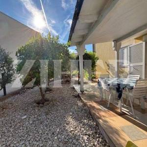 PRODAJA, KRK, APARTMAN S DVIJE SPAVAĆE SOBE I VRTOM, 500 M OD MORA