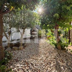 PRODAJA, KRK, APARTMAN S DVIJE SPAVAĆE SOBE I VRTOM, 500 M OD MORA