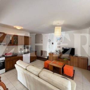 PRODAJA, KRK, APARTMAN S DVIJE SPAVAĆE SOBE I VRTOM, 500 M OD MORA