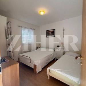 PRODAJA, KRK, APARTMAN S DVIJE SPAVAĆE SOBE I VRTOM, 500 M OD MORA