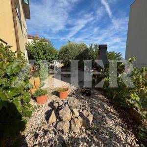 PRODAJA, KRK, APARTMAN S DVIJE SPAVAĆE SOBE I VRTOM, 500 M OD MORA