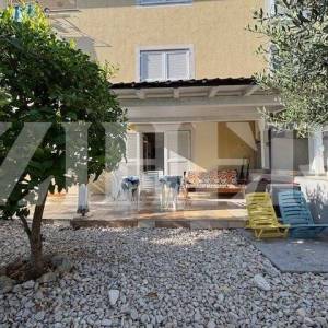 PRODAJA, KRK, APARTMAN S DVIJE SPAVAĆE SOBE I VRTOM, 500 M OD MORA